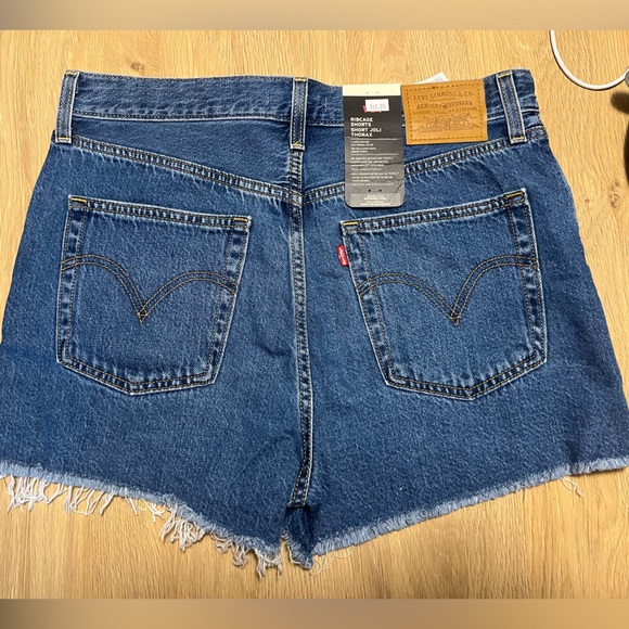 BNWT Levis Ribcage Jean shorts - Picture 3 of 4